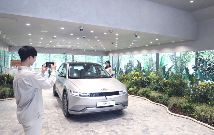 LG유플러스는 현대자동차와 함께 강남역 인근 복합문화공간 ‘일상비일상의틈(이하 틈)’에서 5월 26일까지 친환경 전기차 ‘아이오닉 5’ 팝업 전시를 진행한다고 3일 밝혔다. <사진=LG유플러스>