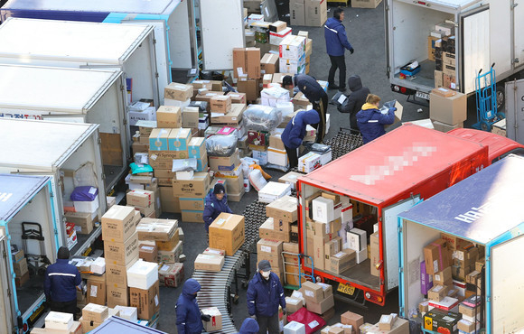 서울의 한 택배 물류센터에서 노동자들이 물품을 옮기고 있는 모습. <사진=연합뉴스>