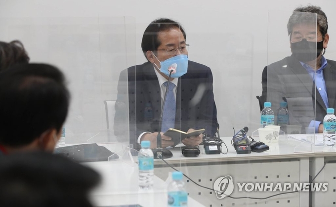 무소속 홍준표 의원이 지난 3월 18일 오후 서울 마포구 현대빌딩에서 열린 '더 좋은 세상으로(마포포럼)' 세미나에 참석해 인사말을 하고 있다.  <사진=연합뉴스> 