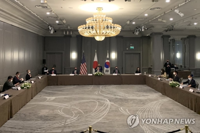 한·미·일 3개국의 외교 수장들이 미국의 새로운 대북정책에 관해 회담을 가졌다. <사진 = 연합뉴스>