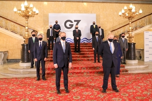  2021년 5월 4∼5일 영국 런던에서 열린 주요 7개국(G7) 외교개발장관회의에 참석한 각국 외교장관들 및 보리스 존슨 영국 총리(맨 앞줄 오른쪽). 맨 왼쪽은 정의용 외교부 장관.  <사진=연합뉴스> 