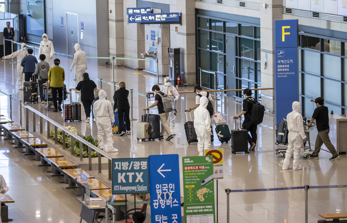 신종 코로나바이러스 감염증(코로나19) 확산세가 심각한 인도에 머물던 한국 기업 관계자 164명이 9일 오전 아시아나항공의 특별운항편으로 귀국하고 있다. <사진=연합뉴스>