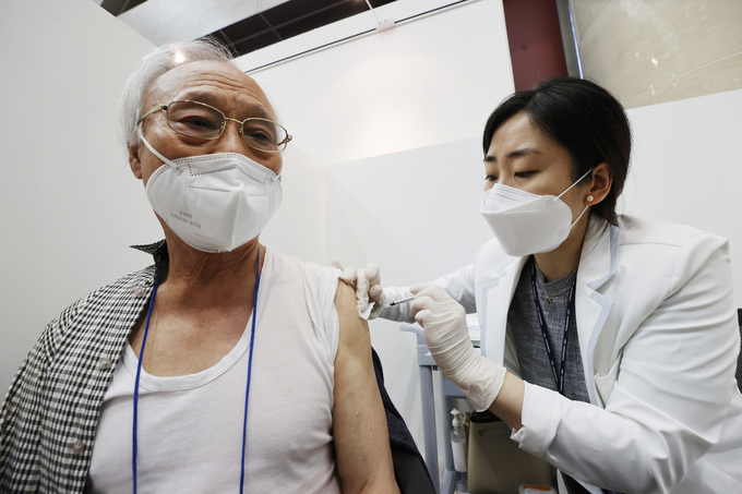 3일 오전 서울 용산구 예방접종센터에서 한 어르신이 코로나19 백신을 맞고 있다. <사진=연합뉴스>