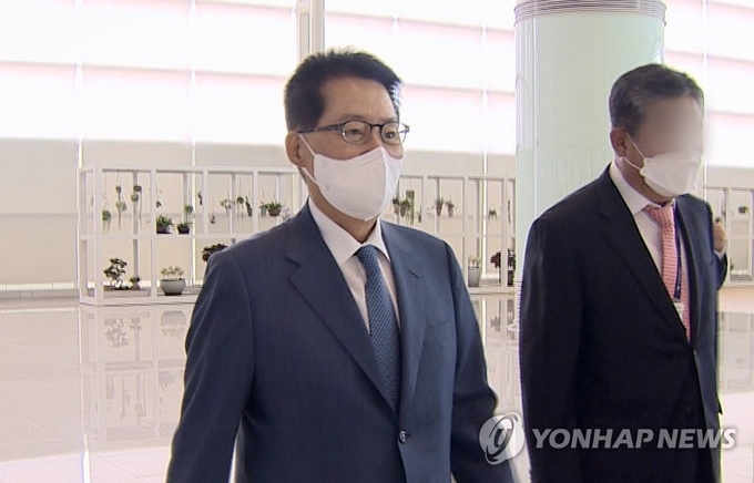 박지원 국가정보원장이 11일 한미일 정보기관장 회의에 참석하기 위해 인천공항을 통해 일본으로 출국하고 있다.  <사진=연합뉴스>