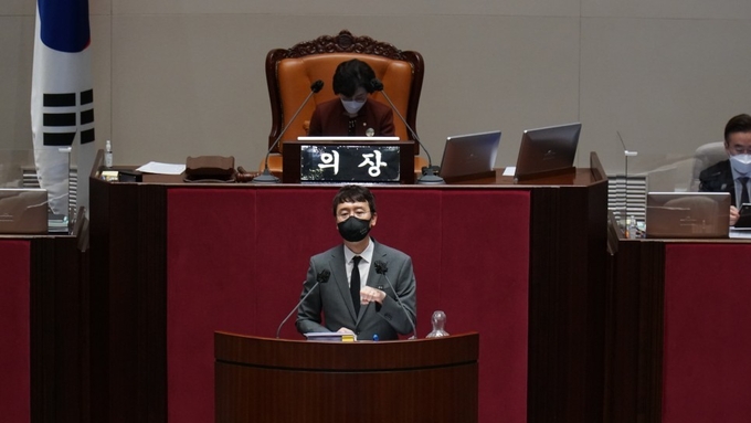 국민의힘 김웅 의원이 11일 오전 서울 여의도 국회에서 열린 본회의에서 국정원법 개정안에 대한 무제한 토론(필리버스터)을 하고 있다.  