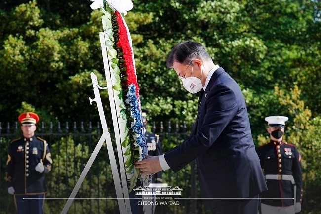 문재인 대통령 20일(현지시간) 오전 미국 공식방문 첫 일정으로 미국 버지니아주 알링턴 국립묘지 무명용사의 묘에 헌화했다.[사진=청와대 페이스북]