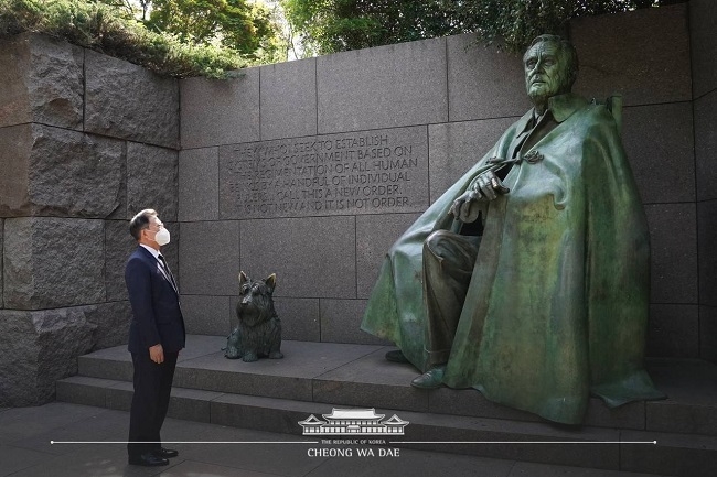 문재인 대통령은 20일(현지시간) 오전 알링턴 국립묘지 방문을 마친 후 루스벨트 기념관을 방문했다.[사진=청와대 페이스북]