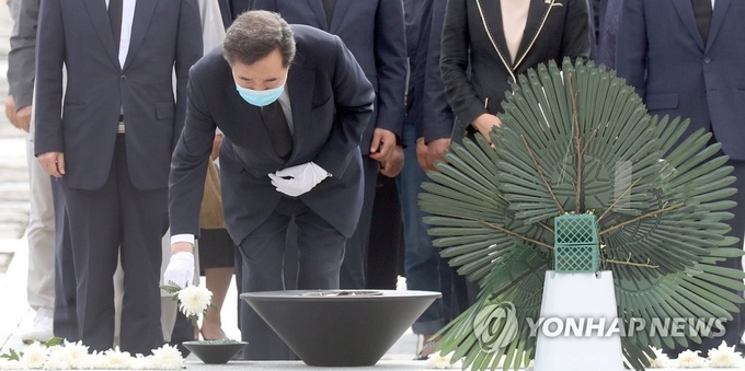 이낙연 전 총리가 지난해 7월 노 전 대통령 묘역에서 헌화하고 있다. <사진=연합뉴스>