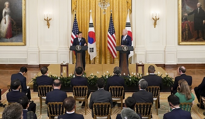 문재인 대통령과 조 바이든 미국 대통령이 지난 21일(현지시간) 오후 백악관에서 한미정상회담 후 공동기자회견을 하고 있다.[사진=청와대]