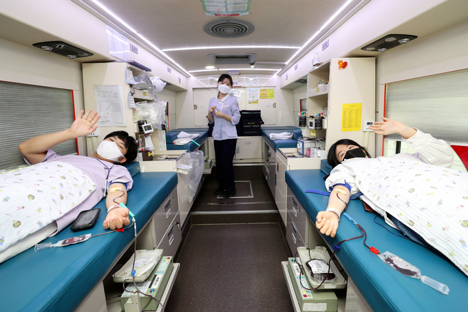 26일 대우건설 임직원들이 헌혈버스에서 헌혈을 하고 있다. <사진=한화건설> 
