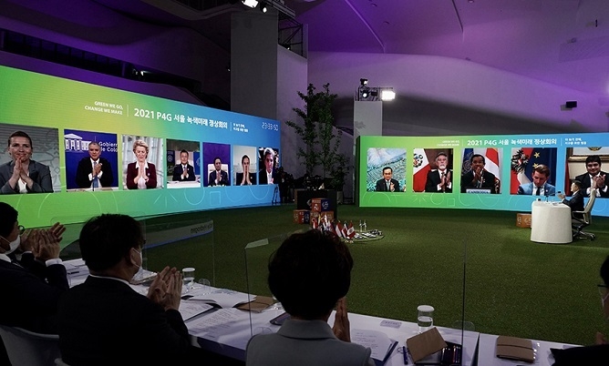 문재인 대통령이 31일 오후 서울 동대문디자인플라자에서 열린 ‘P4G 서울 녹색미래 정상회의’ 정상토론세션을 진행하고 있다.[사진=청와대]