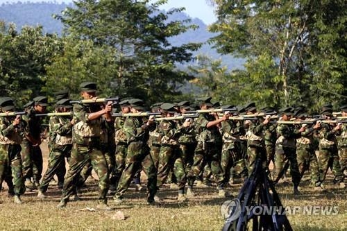 미얀마 소수민족 반군인 '카친연합군'이 훈련을 받고 있다. <사진=연합뉴스>