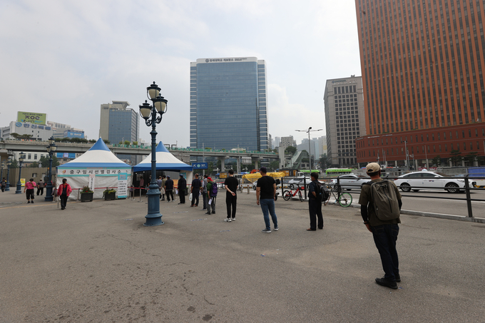  6일 오전 서울역 광장에 마련된 임시선별검사소에서 시민들이 줄을 서 있다. <사진=연합뉴스>