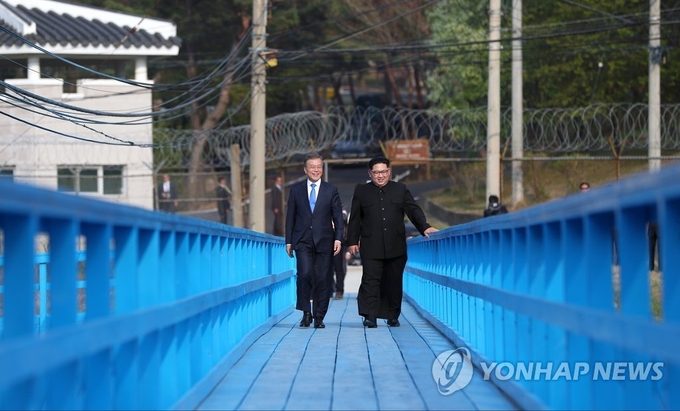 2018년 4·27 남북정상회담 당시 문재인 대통령과 김정은 북한 국무위원장이 판문점 도보다리에서 산책하는 모습.  <사진=연합뉴스> 