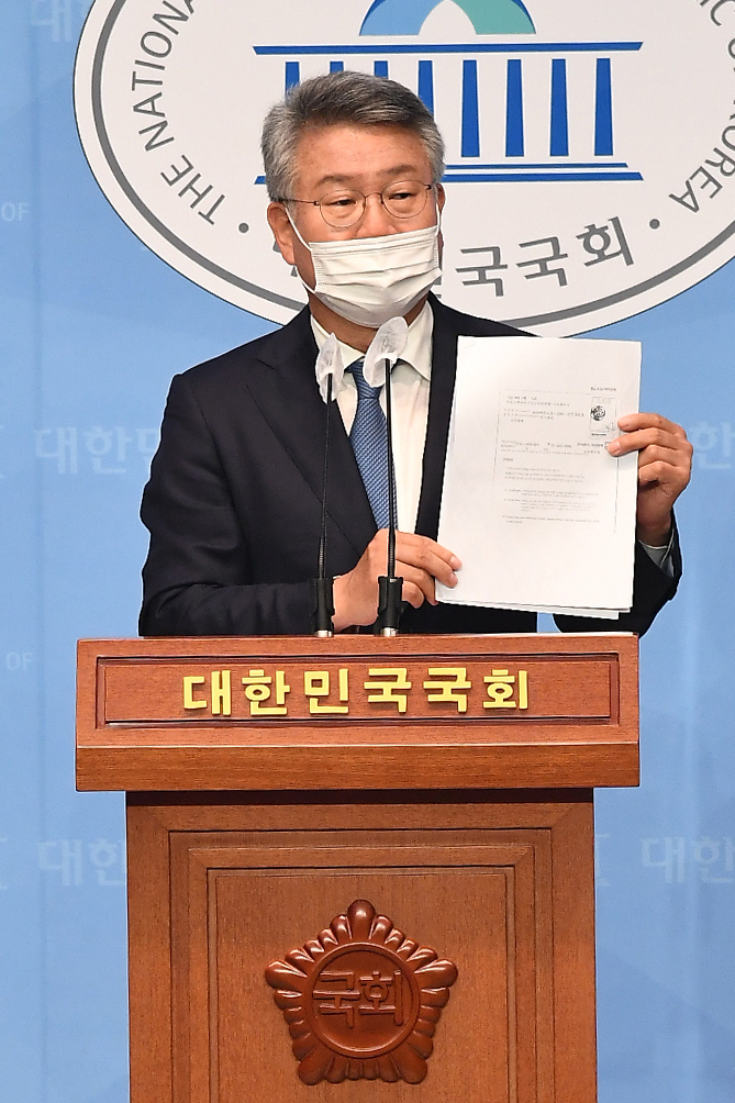 부동산 명의 신탁 의혹을 받고 있는 더불어민주당 김회재 의원이 9일 서울 여의도 국회 소통관에서 해명 기자회견을 하고 있다.  <사진=연합>