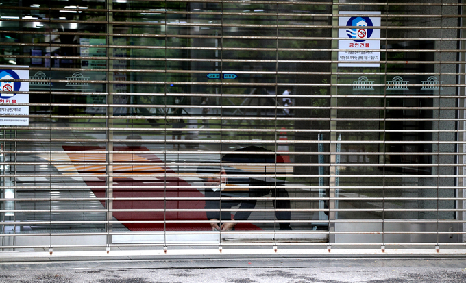 국회 코로나 태스크포스(TF)는 11일 긴급회의를 소집, 방역 조치를 논의한 결과 이날부터 12일까지 이틀간 국회 주요 건물을 폐쇄하고 방역조치를 진행하기로 했다. <사진=연합>