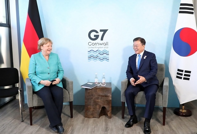G7 정상회의 참석차 영국을 방문 중인 문재인 대통령이 12일(현지시간) 영국 콘월 카비스베이 양자회담장에서 열린 앙겔라 메르켈 독일 총리와의 양자회담에서 대화하고 있다.[사진=연합뉴스]