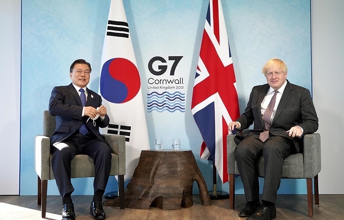 G7 정상회의 참석차 영국을 방문 중인 문재인 대통령이 13일(현지시간) 영국 콘월 카비스베이에서 열린 보리스 존슨 영국 총리와의 양자회담을 갖고 있다.[사진=청와대]
