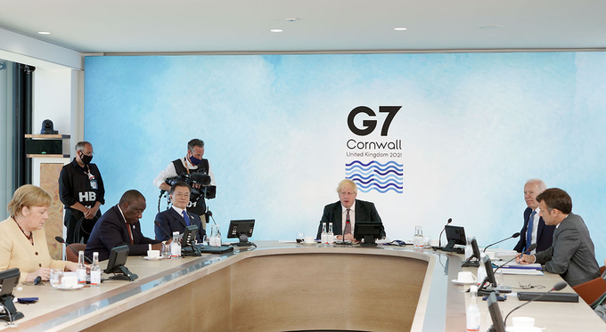G7 정상회의 참석차 영국을 방문 중인 문재인 대통령이 13일(현지시간) 영국 콘월 카비스베이에서 열린 ‘기후변화 및 환경’ 방안을 다룰 확대회의 3세션에 참석한 모습[사진=청와대]