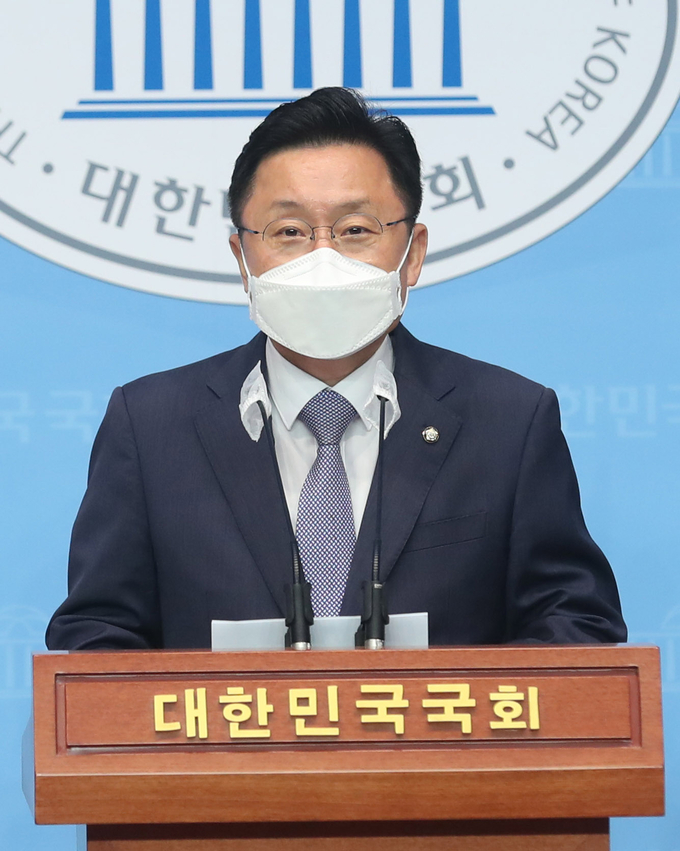 더불어민주당 최인호 의원이 15일 서울 여의도 국회 소통관에서 개헌을 제안하고 있다. <사진=연합>