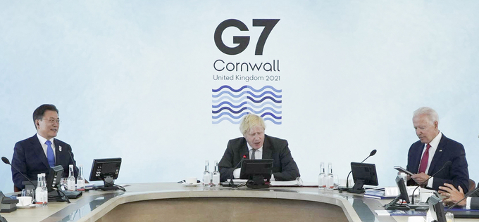 12일(현지시간) 오후 영국 콘월 카비스베이에서 개최된 G7 정상회의가 진행되고 있다. 왼쪽부터 문재인 대통령, 영국 보리스 존슨 총리, 미국 조 바이든 대통령. <출처=연합뉴스>