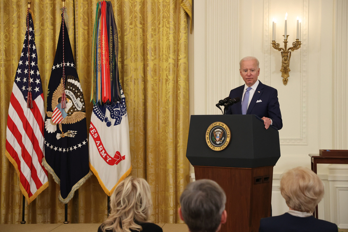 지난달 21일 오후(현지시간) 워싱턴 백악관 이스트룸에서 열린 한국전쟁 명예 훈장 수여식에서 조 바이든 대통령이 연설을 하고 있다. 출처=연합뉴스