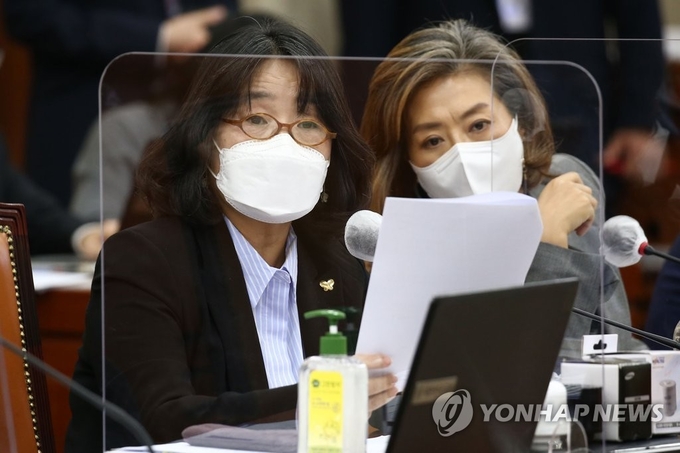 윤미향(왼쪽) 양이원영 의원.  <사진=연합뉴스> 