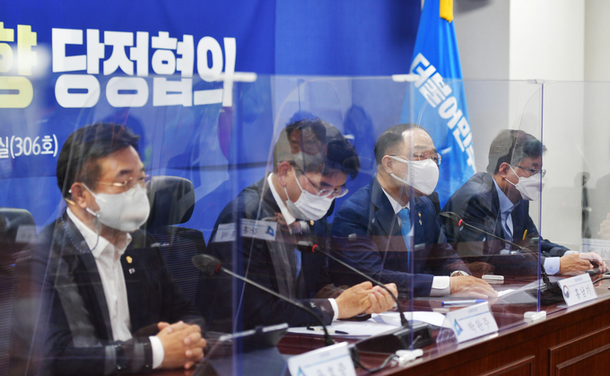 남기 부총리 겸 기획재정부 장관(오른쪽 두번째)이 25일 서울 여의도 국회 의원회관에서 열린 더불어민주당 2021 하반기 경제정책방향 당정협의에서 발언하고 있다. 