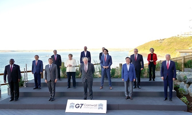 G7 정상회의 참석차 영국을 방문 중인 문재인 대통령이 6월12일(현지시간) 영국 콘월 카비스베이 양자회담장 앞에서 참가국 정상들과 기념사진을 촬영하고 있다.[사진=연합뉴스]