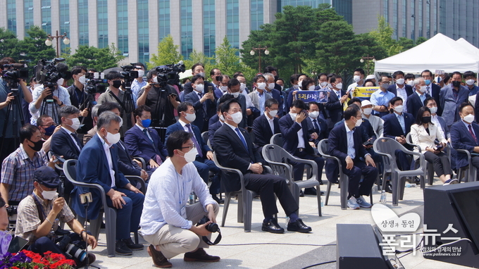 더불어민주당 김두관 의원이 1일 국회 본청 앞에서 대선 출마 선언을 하고 있다. [사진=폴리뉴스]