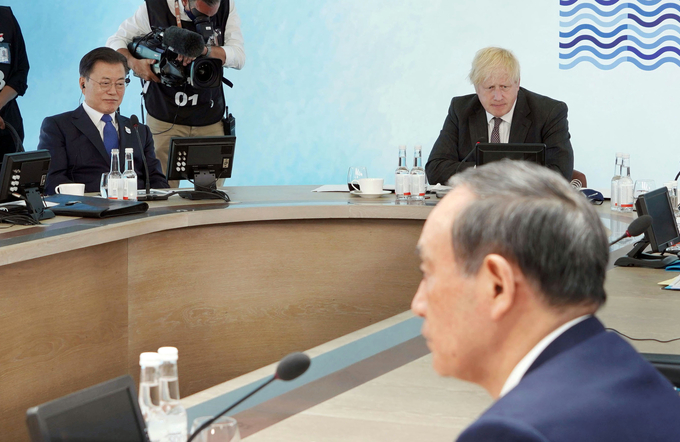문재인 대통령과 일본 스가 요시히데 총리가 G7 정상회의에 참석해 있다. <사진=연합뉴스>