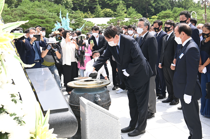 윤석열 전 총장이 광주를 방문해 5.18 민주묘지를 참배하고 있다. <사진=연합뉴스>