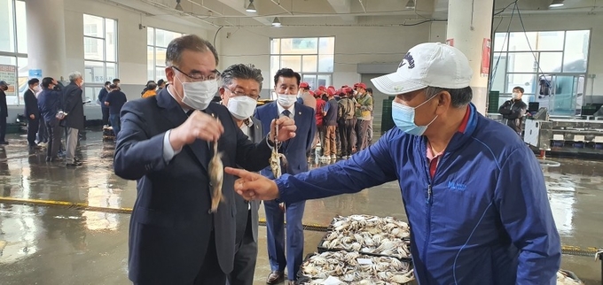 이개호 더불어민주당 의원이 영광수협을 방문해 해산물을 살펴보고 있다.  <사진=이개호 의원실>