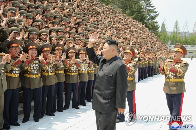 김정은 북한 국무위원장이 지난 27일 '제1차 지휘관, 정치일군강습회' 참가자들과 본부청사에서 기념사진을 촬영했다고 조선중앙통신이 30일 보도했다.  <사진=연합뉴스> 