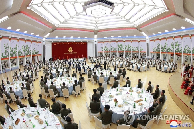북한은 지난 28일 '제1차 지휘관, 정치일군강습회' 참가자들을 위한 연회를 마련했다고 조선중앙통신이 30일 보도했다. <사진=연합뉴스> 