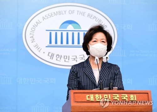 더불어민주당 대선 경선 예비후보인 추미애 전 법무부장관이 9일 서울 여의도 국회 소통관에서 기자회견을 갖고 더불어민주당과 열린민주당의 통합을 주장하고 있다.[사진=연합뉴스]