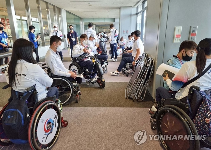 2020 도쿄 패럴림픽에 출전하는 조정, 양궁, 휠체어 테니스 선수들이 20일 오후 나리타 공항에서 입국 절차를 밟고있다. <사진= 연합뉴스>