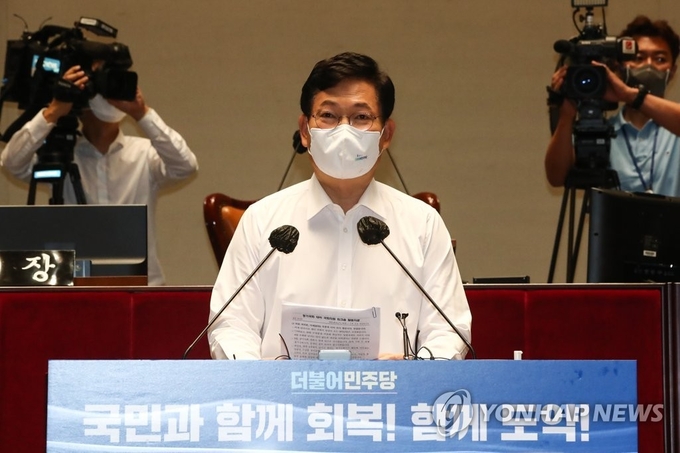 송영길 더불어민주당 대표는 26일 MBC 라디오에서 '지역구 의원으로 선출된 분이 지역구민 의사도 묻지 않고 일방적으로 사퇴하는 것은 좀 이상하다. 누가 봐도 과잉행동 아닌가'라고 말했다. <사진=연합뉴스>