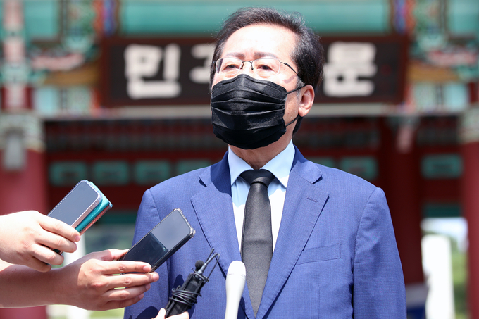 홍준표 국민의힘 의원이 지난 8월20일 광주 북구 운정동 국립 5·18 민주묘지를 참배한 뒤 취재진의 질문에 답하고 있다. <사진=연합뉴스>
