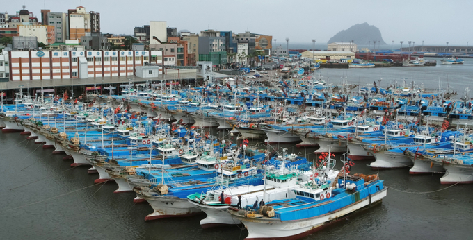  태풍 '찬투'가 제주를 향해 북상중인 15일 오전 서귀포항에 어선들이 대피해 있다. (사진=연합)