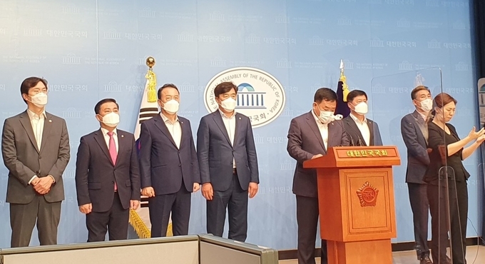 국민의힘 초선 7명은 27일 오후 기자회견을 갖고 '곽상도 의원직 사퇴' 압박에 나섰다. ( ⓒ 연합뉴스)