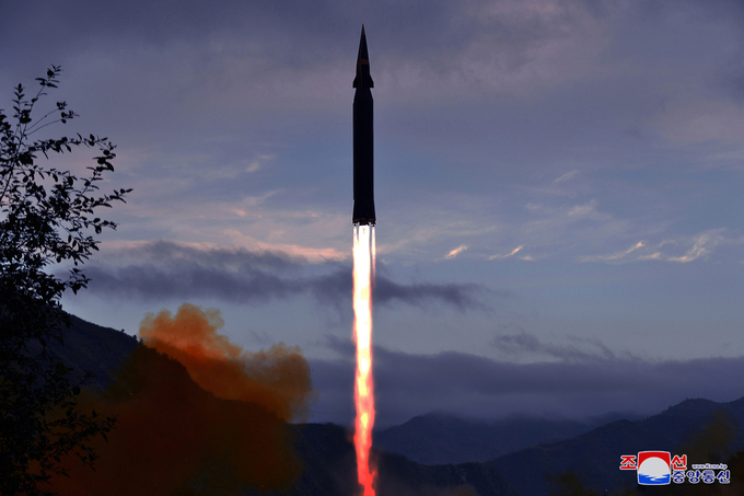 조선중앙통신은 29일 '국방과학원은 28일 오전 자강도 룡림군 도양리에서 새로 개발한 극초음속 미사일 화성-8형 시험발사를 진행했다'고 보도했다. <사진=연합뉴스>
