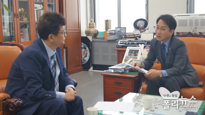 폴리뉴스 김능구 대표(왼쪽)와 이원욱 국회 과방위원장이 질의응답을 나누고 있다. (사진=장진규 PD)
