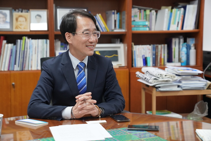이원욱 의원이 지난해 4월 국회 의원회관 의원실에서 대화를 나누고 있다. <사진=이원욱 의원실>