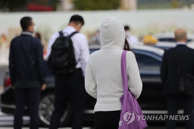 쌀쌀한 날씨에 모자를 쓴 시민  (사진=연합뉴스)