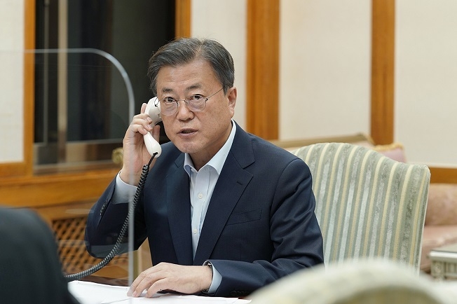 문재인 대통령은 15일 오후 일본 기시다 후미오 신임 총리와 전화통화를 하고 있다.[사진=청와대]