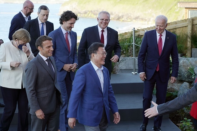 문재인 대통령이 지난 6월12일 영국에서 열린 G7정상회의에서 참석해 기념촬영을 한 후 단상에서 내려오고 있다.[사진=청와대]