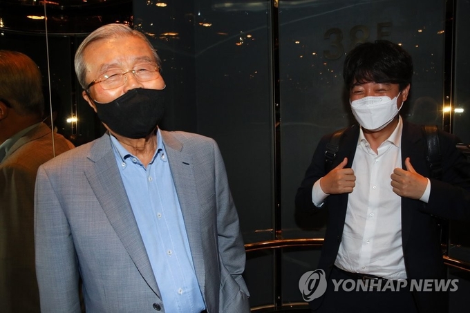 지난 6월 국민의힘 이준석 대표(오른쪽)와 김종인 전 비상대책위원장이 서울 중구 한 호텔 식당에서 만찬 회동한 뒤 웃으며 엘리베이터에 타고 있다. <사진=연합뉴스>