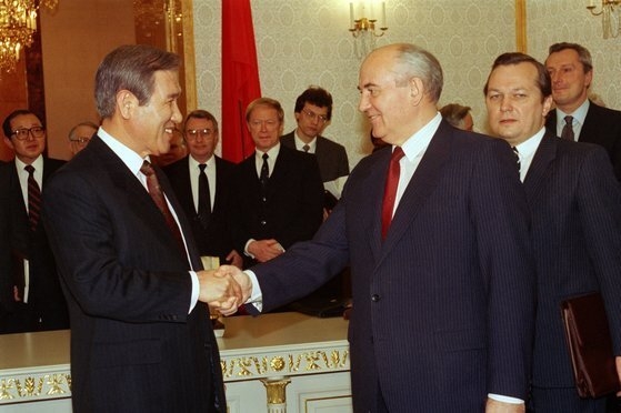 노태우 전 대통령은 1990년 12월 옛 소련 크레믈린궁에서 미하일 고르바초프 대통령과 양국 정상회담을 갖고 소련과 첫 국가간 수교를 맺었다. [사진/연합뉴스]