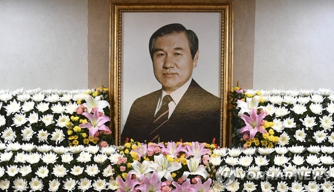 노태우 전 대통령이 향년 89세를 일기로 사망한 가운데 27일 빈소가 마련된 서울대병원 장례식장에서 조문이 시작되고 있다. <사진=연합뉴스>